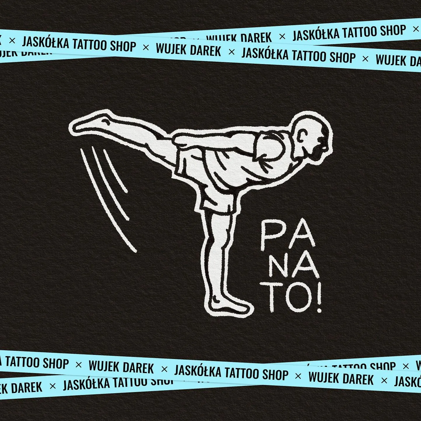 Tatuaż z grubym konturem – figura w pozycji karate z napisem PA NA TO — tatuaż, Wujek Darek, Warszawa, Polska