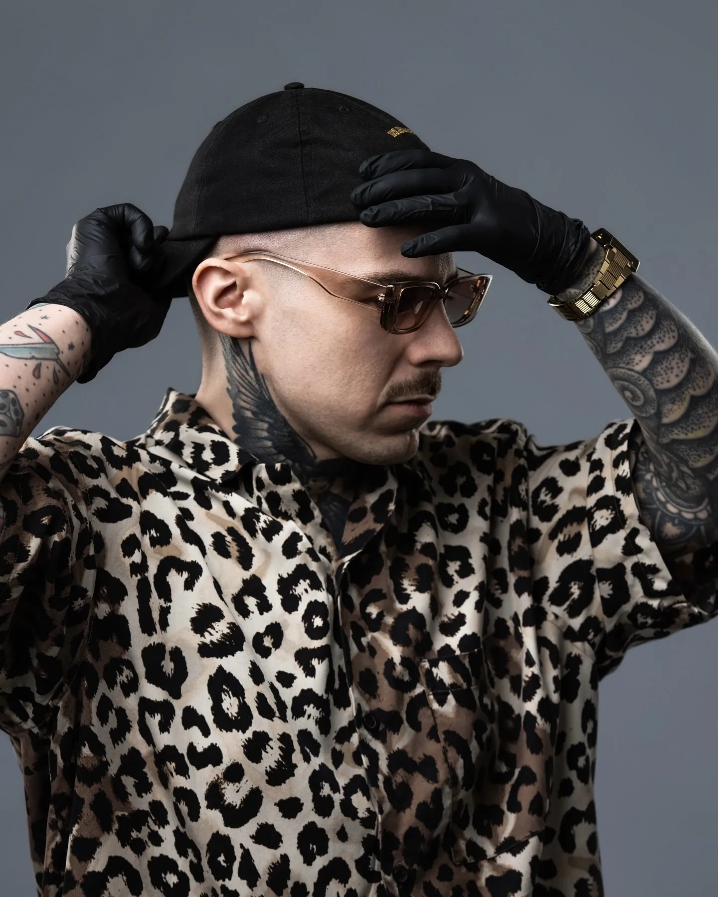 Tatuaż z grubym konturem i letteringiem w stylu clean ignorant — tatuaż, Wujek Darek, Warszawa, Polska