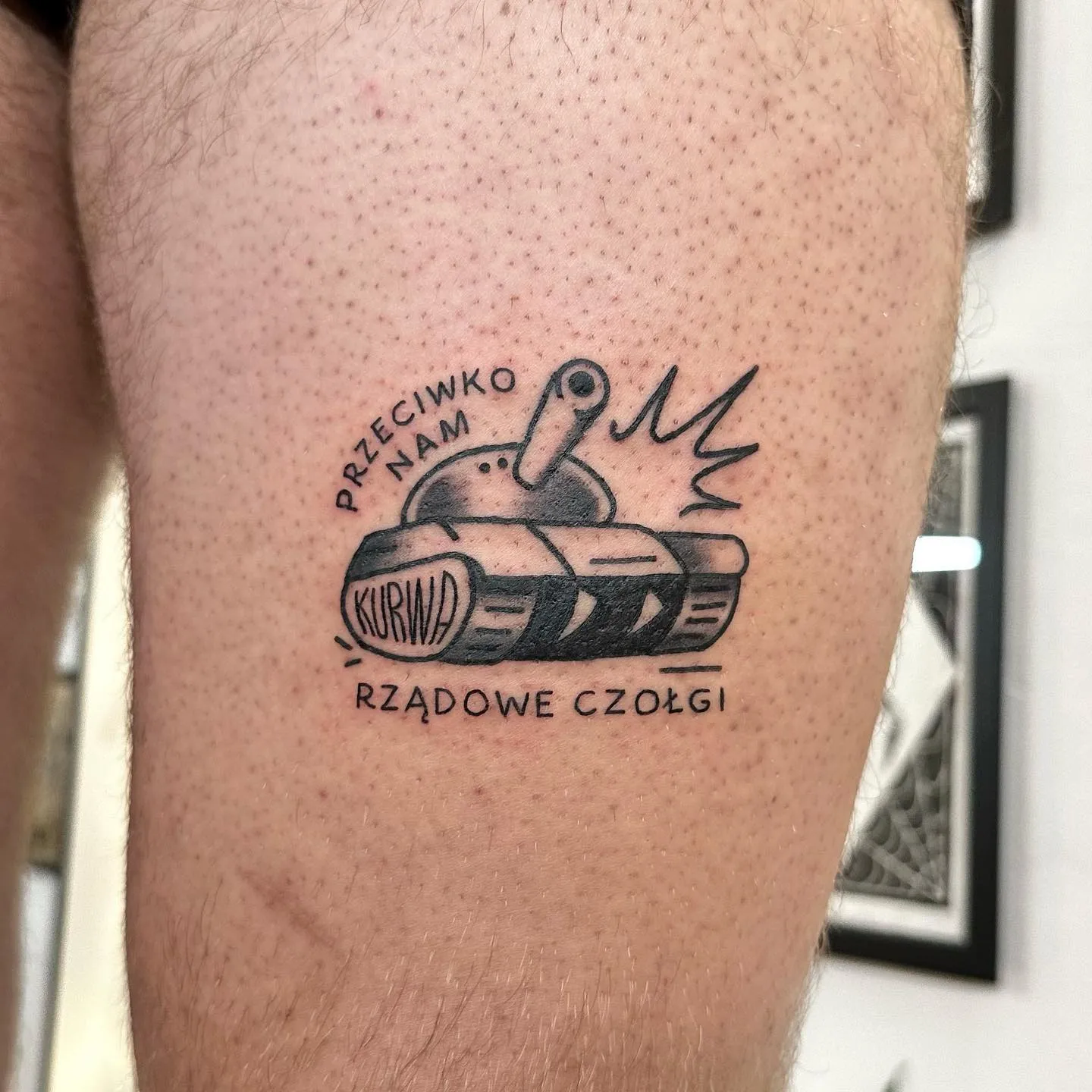 Tatuaż czołgu z napisem w grubym konturze i lettering — tatuaż, Wujek Darek, Warszawa, Polska