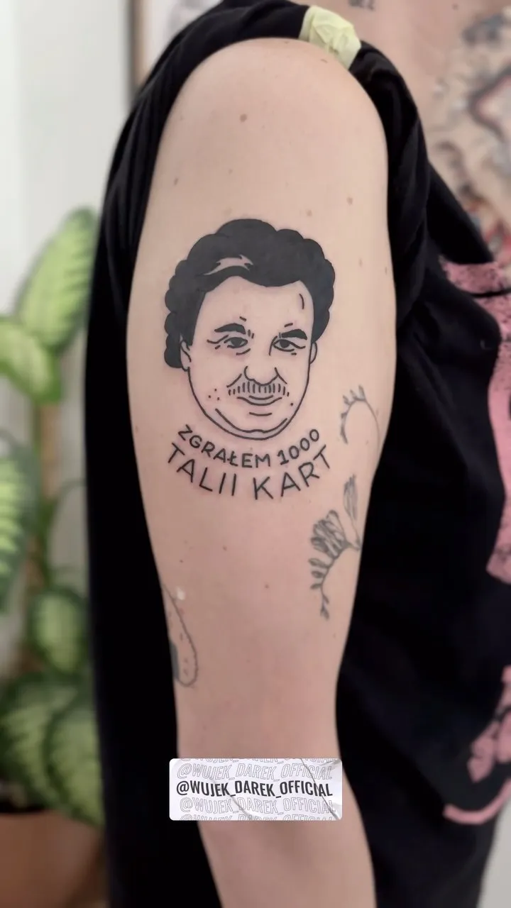 Gruby kontur — portret twarzy mężczyzny z letteringiem na ramieniu — tatuaż, Wujek Darek, Warszawa, Polska