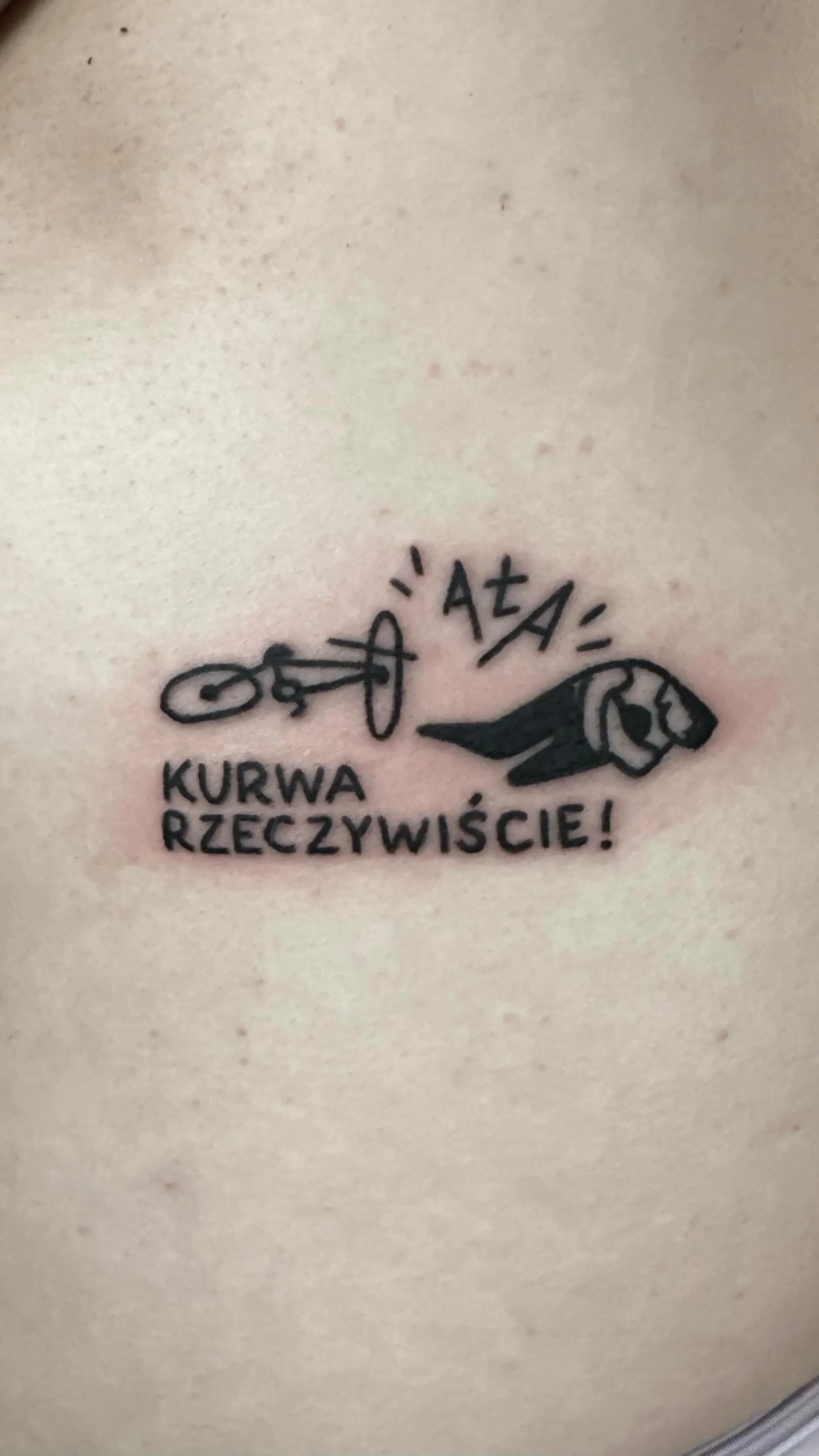 Ignorant tatuaż roweru i pięści z letteringiem na skórze — tatuaż, Wujek Darek, Warszawa, Polska