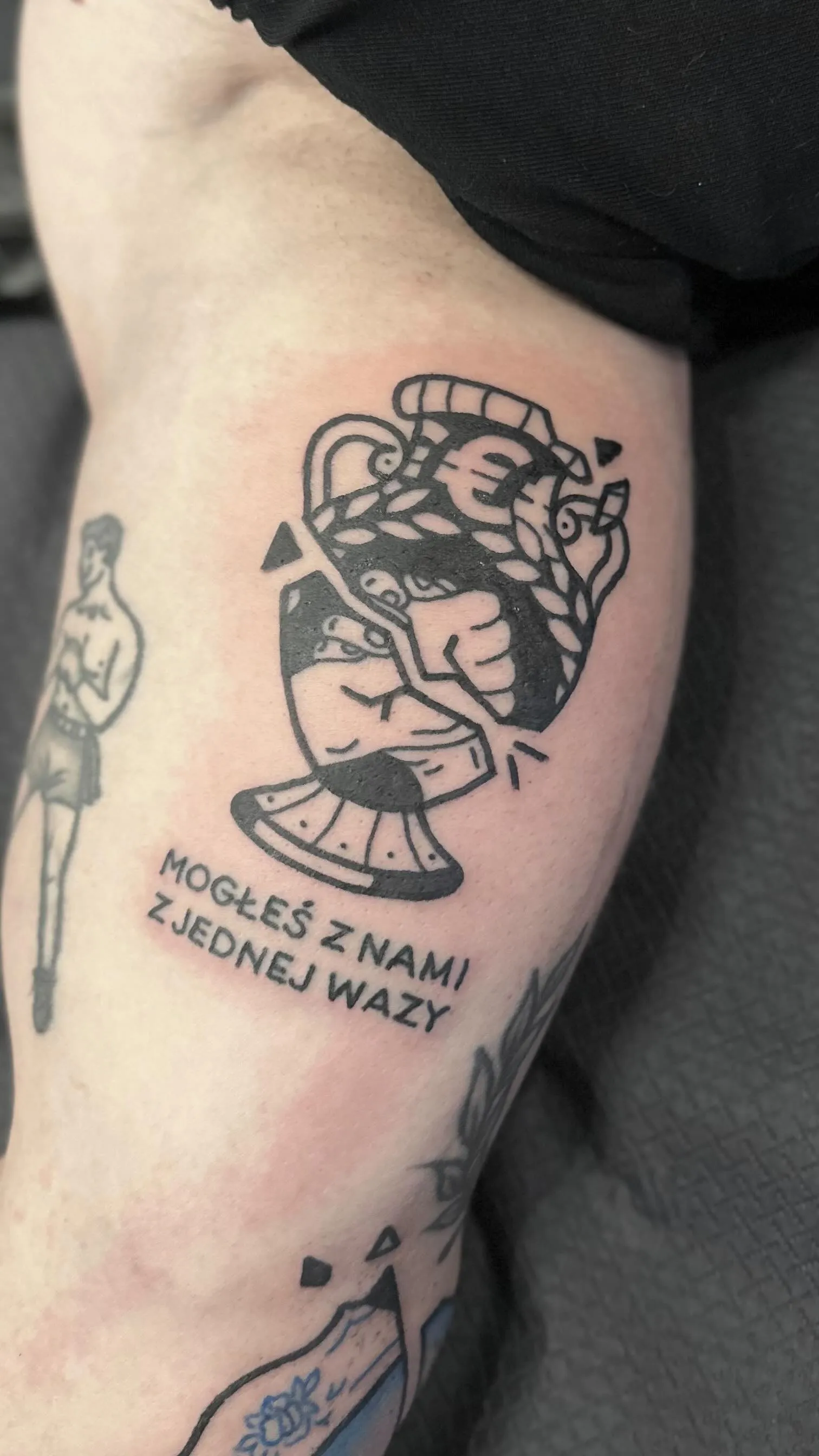 Ignorant tatuaż rozbijanego dzbana z pięścią i grubym konturem — tatuaż, Wujek Darek, Warszawa, Polska