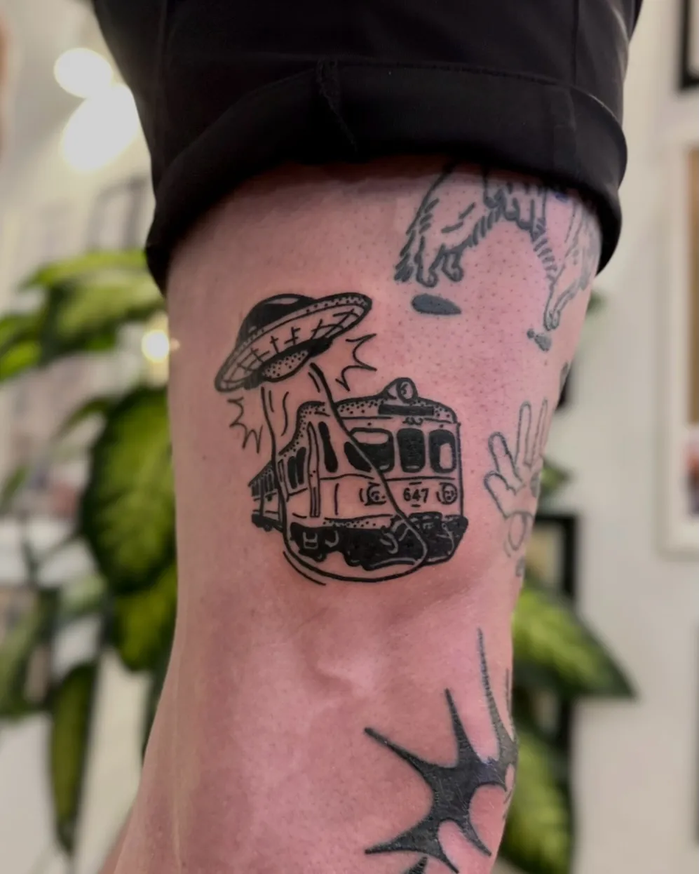 Ignorant tatuaż UFO porywającego pociąg na przedramieniu — tatuaż, Wujek Darek, Warszawa, Polska