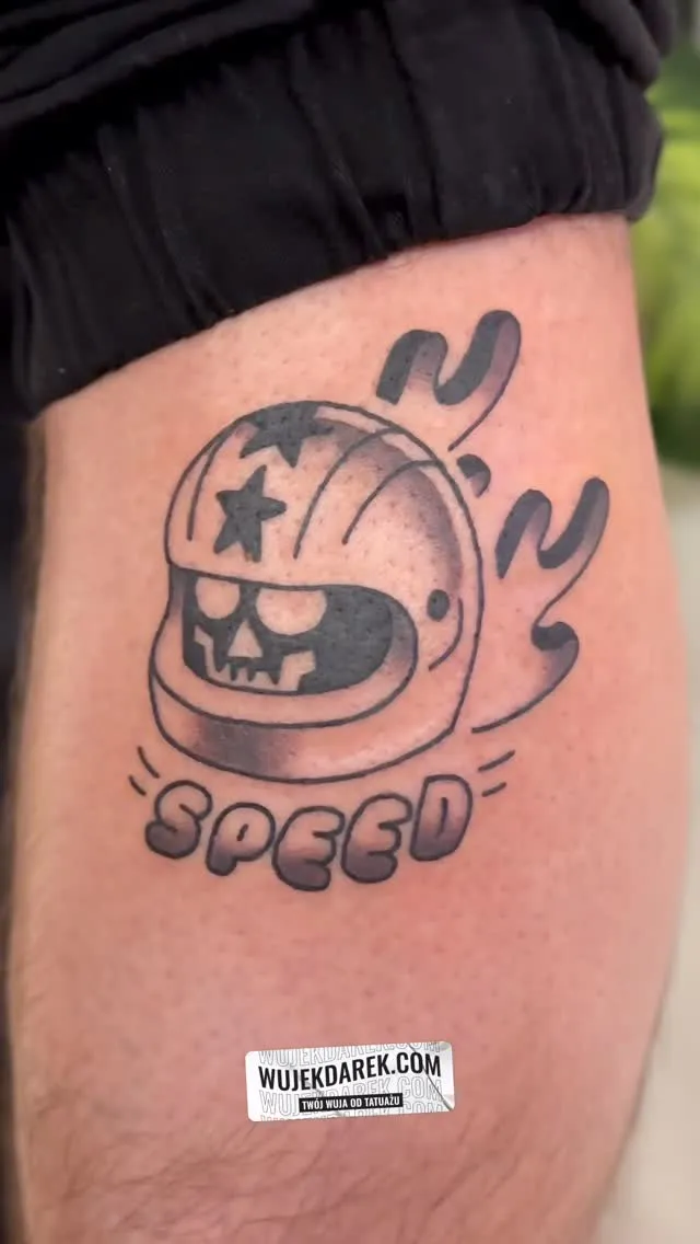 Tatuaż astronauta z grubym konturem i napisem SPEED — tatuaż, Wujek Darek, Warszawa, Polska