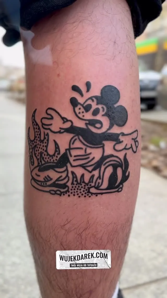 Tatuaż klasycznego Mickey'a w grubym konturze — tatuaż, Wujek Darek, Warszawa, Polska
