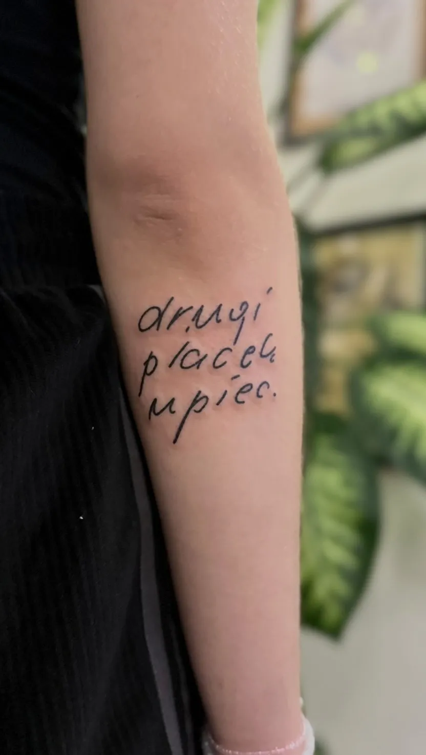 Tatuaż lettering – napis na przedramieniu gruby kontur — tatuaż, Wujek Darek, Warszawa, Polska