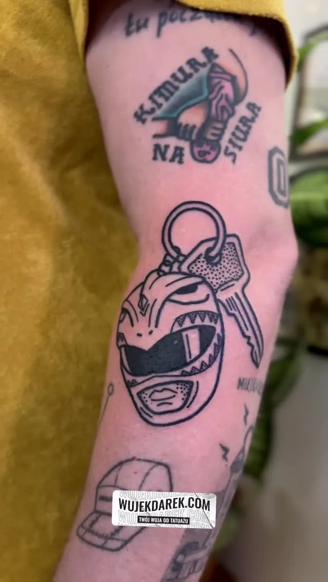 Tatuaż Power Rangers z grubym konturem i napisem — tatuaż, Wujek Darek, Warszawa, Polska