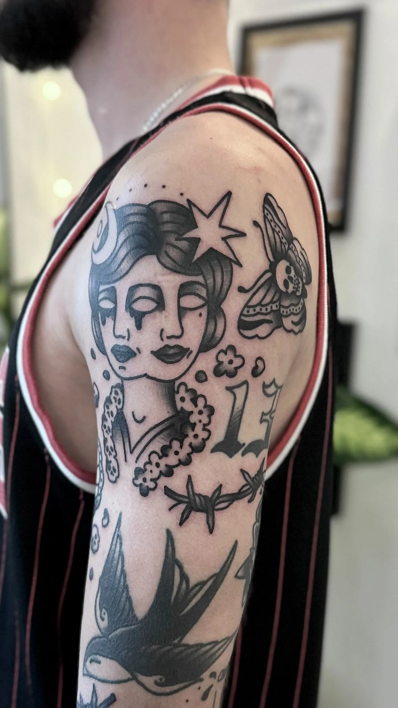 Tatuaż z dwiema twarzami, gwiazdą i motylem w grubym konturze — tatuaż, Wujek Darek, Warszawa, Polska