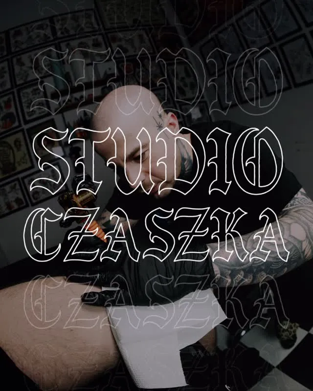 Tatuaż z grubym konturem i lettering'iem na klatce piersiowej — tatuaż, Wujek Darek, Warszawa, Polska