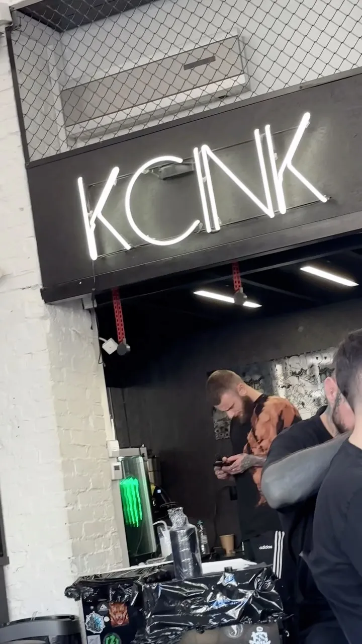 Tatuaż z grubym konturem w stylu lettering — tatuaż, Wujek Darek, Warszawa, Polska