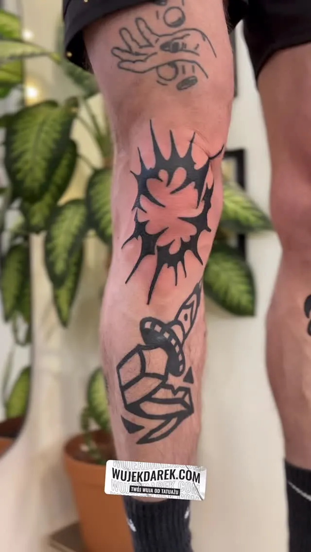 Tatuaż z pięścią, nożem i ignorant flower na kolanie — gruby kontur — tatuaż, Wujek Darek, Warszawa, Polska
