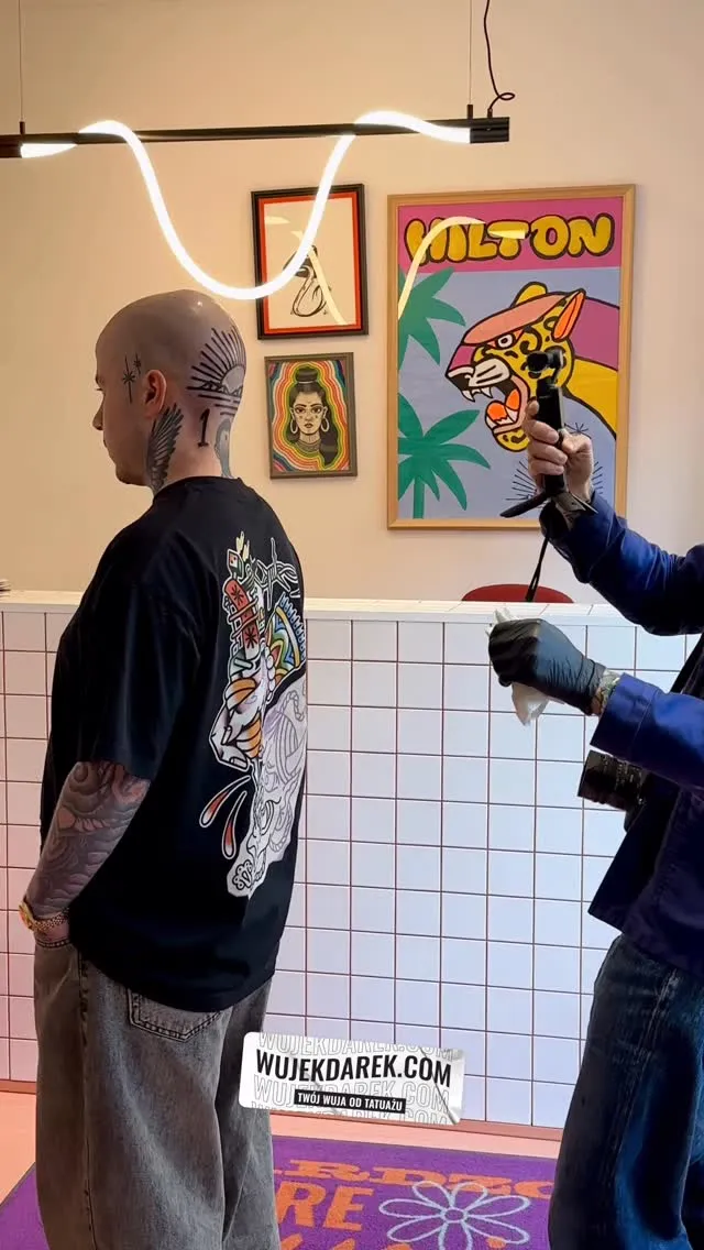 Tatuaż z ultragrubym konturem i lettering - sesja w pracowni — tatuaż, Wujek Darek, Warszawa, Polska