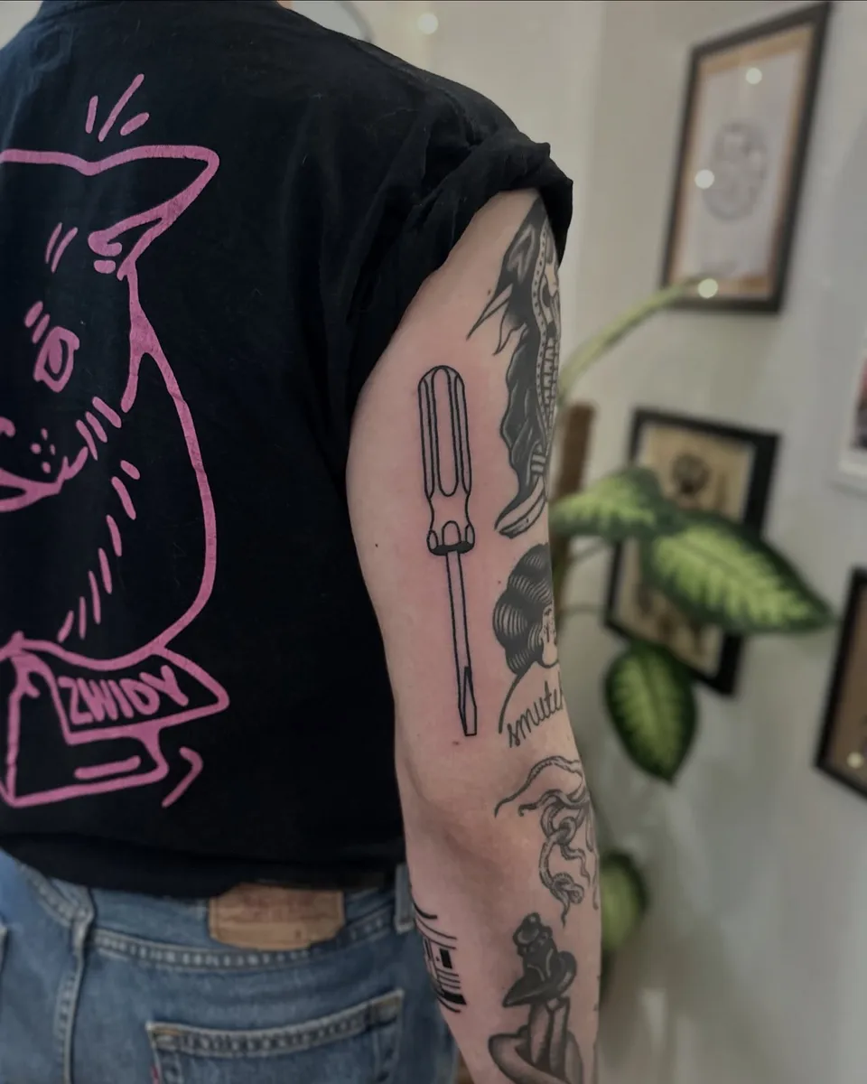 Ignorant tatuaż śrubokrętu na ramieniu z grubym konturem (2) — Tattoo, Wujek Darek Tattoo, Warszawa