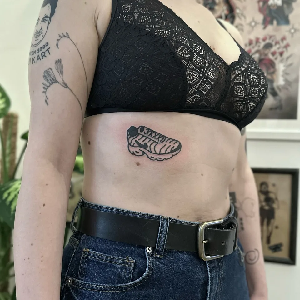 Ignorant tatuaż buta sportowego na żebrach z grubym konturem — Tattoo, Wujek Darek Tattoo, Warszawa
