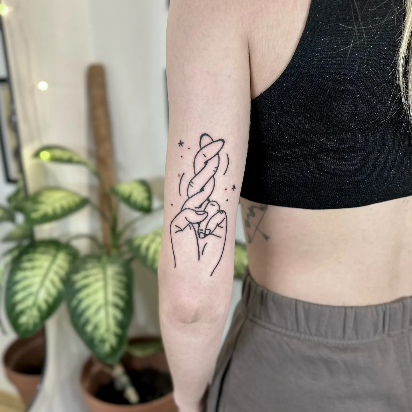 Tatuaż skrzyżowanych palców z gwiazdkami na przedramieniu — Tattoo, Wujek Darek Tattoo, Warszawa