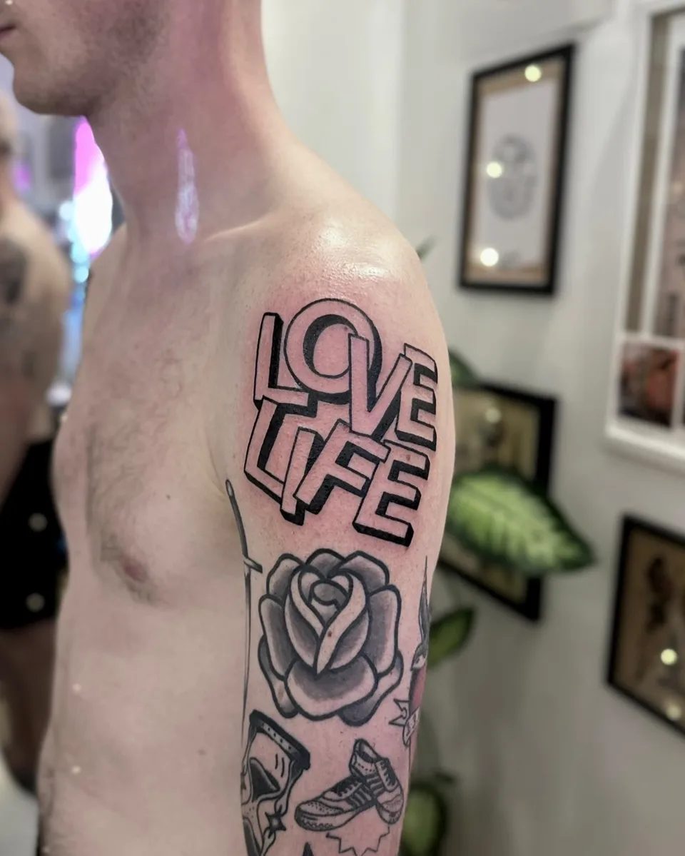 Tatuaż z grubym konturem i różą na ramieniu — Tattoo, Wujek Darek Tattoo, Warszawa