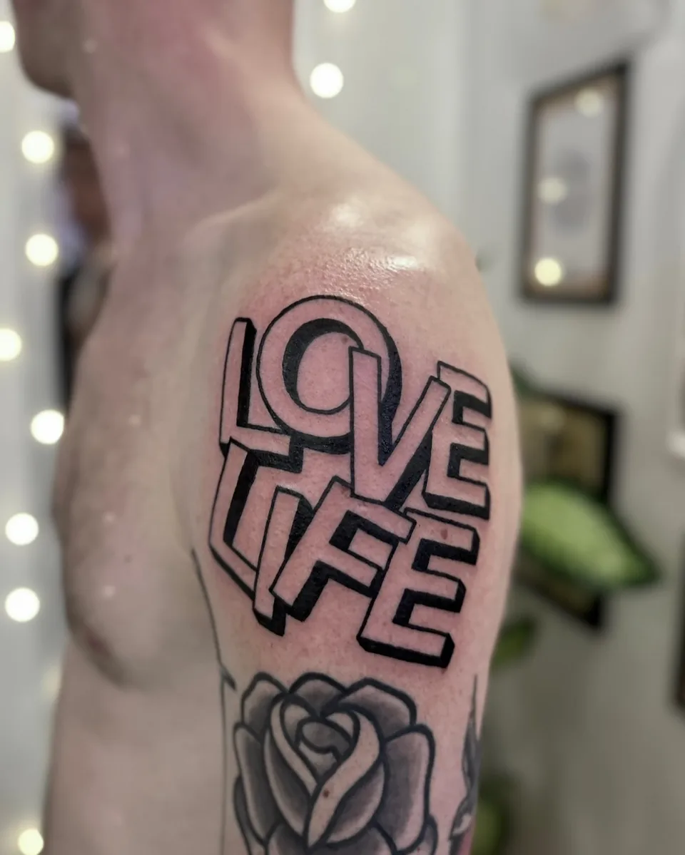 Tatuaż z grubym konturem i różą na ramieniu (2) — Tattoo, Wujek Darek Tattoo, Warszawa