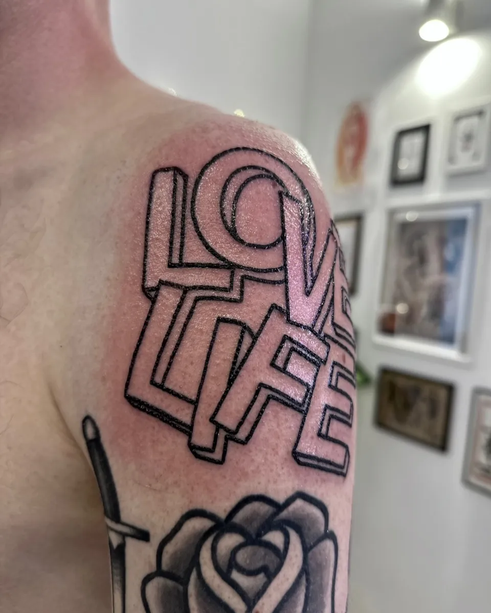 Tatuaż z grubym konturem i różą na ramieniu (3) — Tattoo, Wujek Darek Tattoo, Warszawa