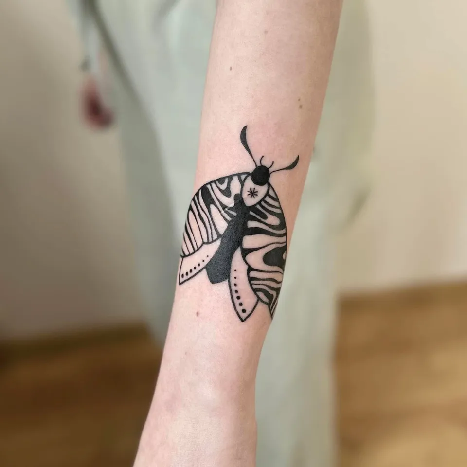 Tatuaż ćmy z grubym konturem na przedramieniu (2) — Tattoo, Wujek Darek Tattoo, Warszawa