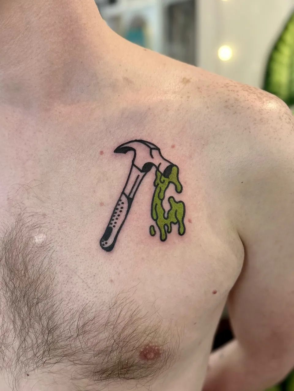 Ignorant tatuaż młotka z zielonym śluzem na klatce piersiowej — Tattoo, Wujek Darek Tattoo, Warszawa