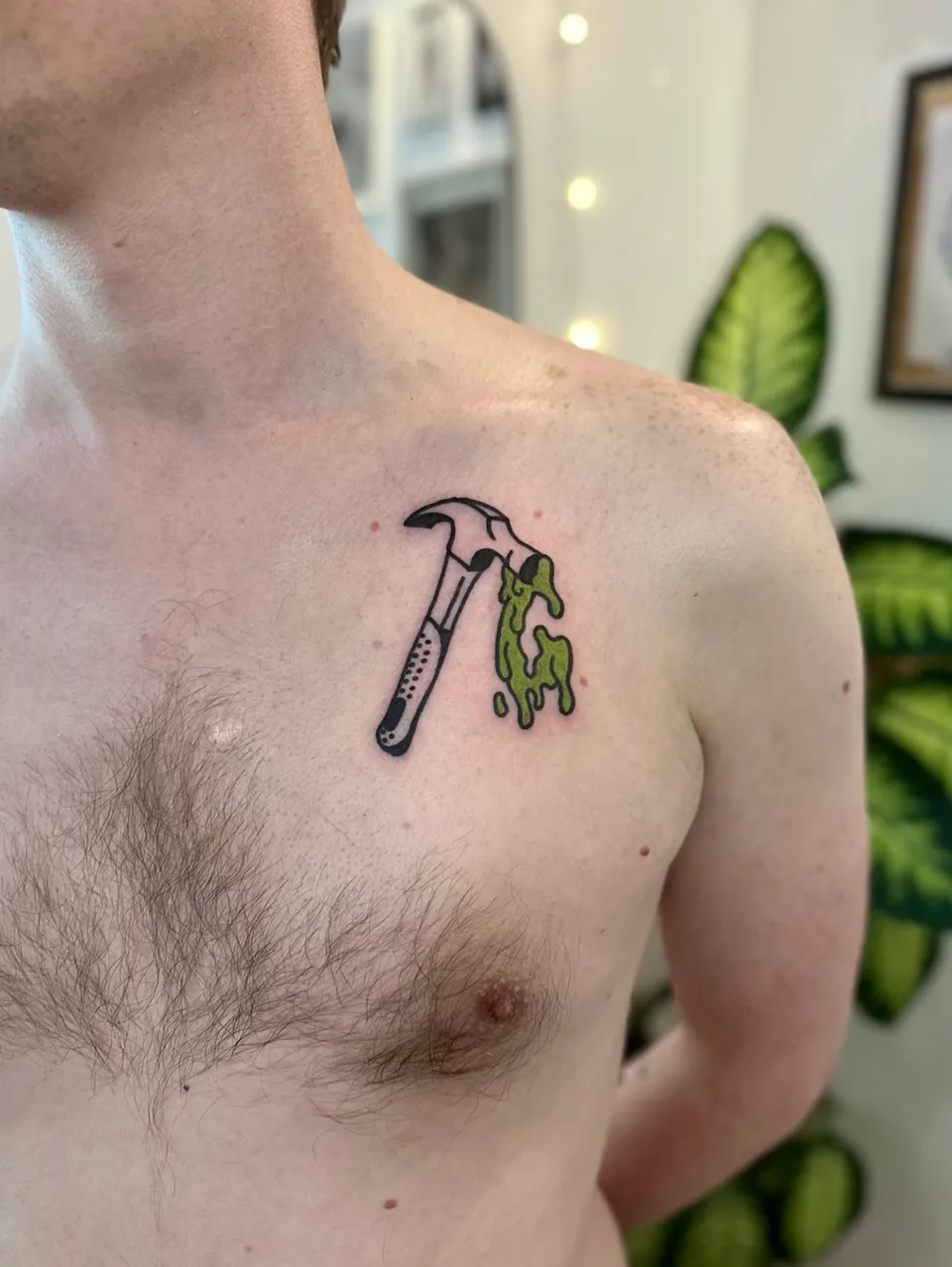 Ignorant tatuaż młotka z zielonym śluzem na klatce piersiowej (2) — Tattoo, Wujek Darek Tattoo, Warszawa