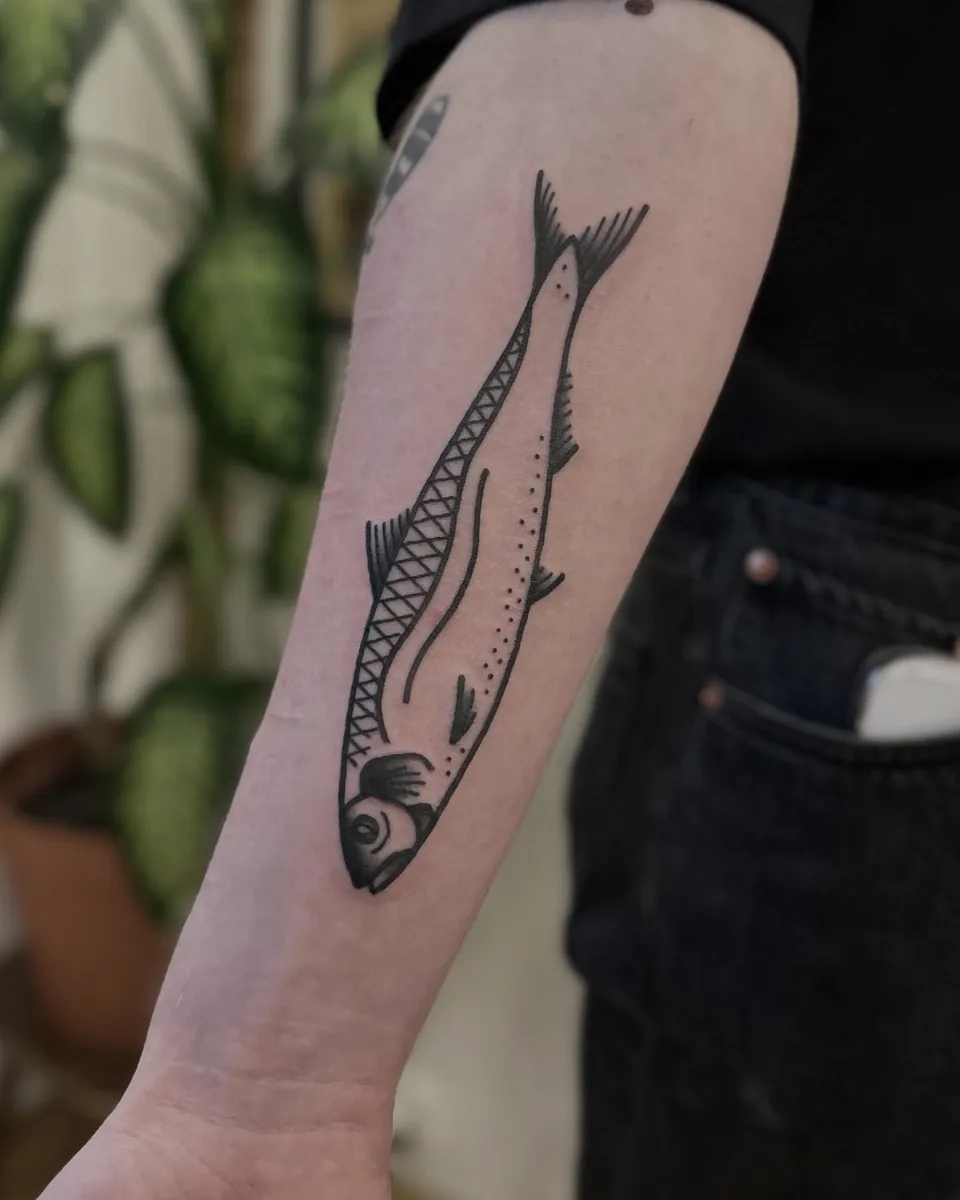 Tatuaż ryby z grubym konturem na przedramieniu — Tattoo, Wujek Darek Tattoo, Warszawa