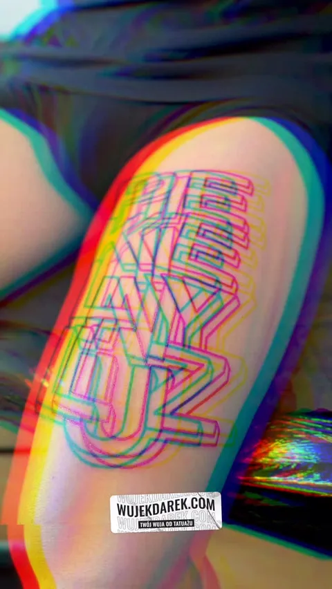 Ignorant tatuaż z grubym konturem na udzie – trzy bloki liter — Tattoo, Wujek Darek Tattoo, Warszawa