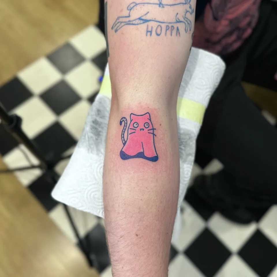 Gruby kontur kot w stylu ignorant na przedramieniu — Tattoo, Wujek Darek Tattoo, Warszawa