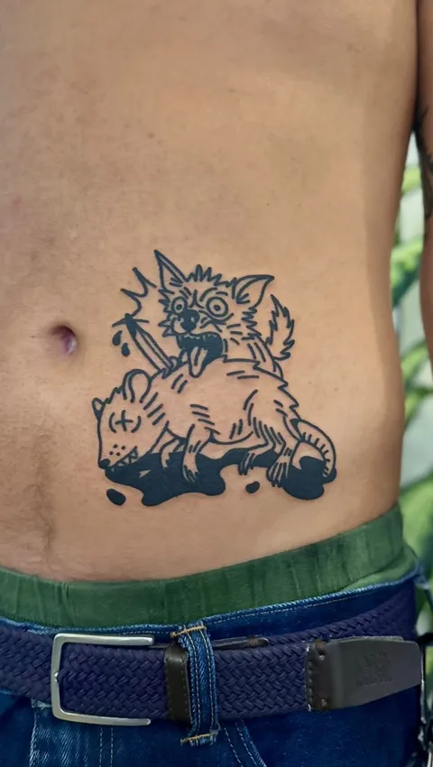 Ignorant tatuaż wilka z nożem na brzuchu w stylu grubego konturu — Tattoo, Wujek Darek Tattoo, Warszawa