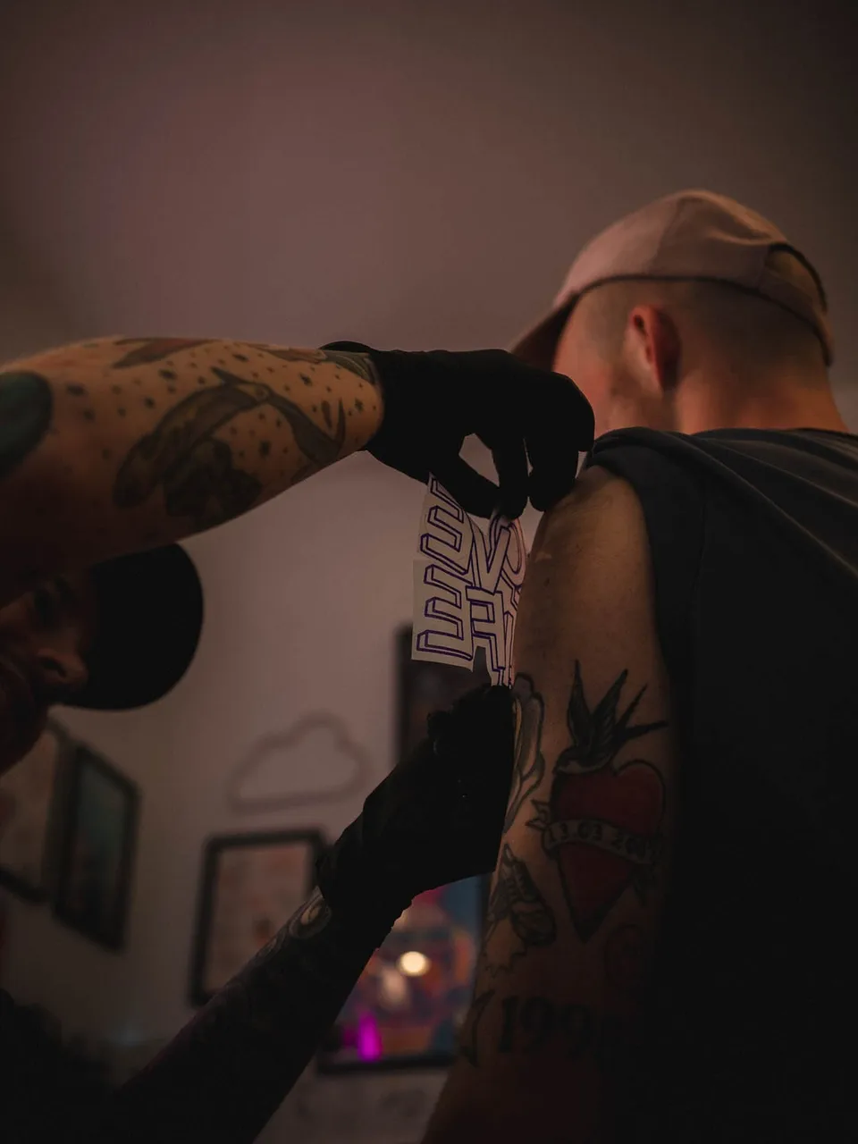 Tatuator z grubo obrysowanym sleeve'em przy niebieskiej szufladzie w studio (5) — Tattoo, Wujek Darek Tattoo, Warszawa