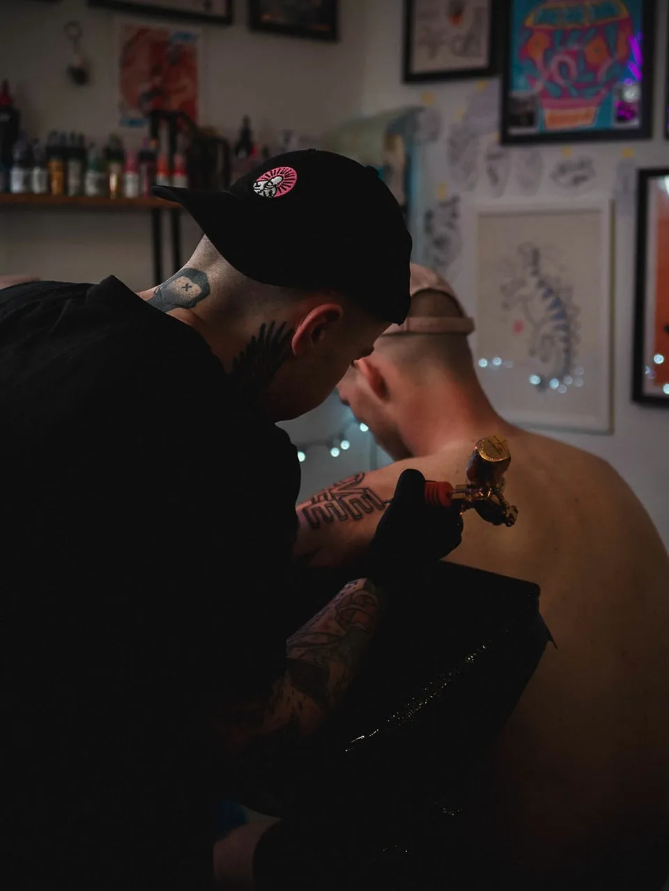 Tatuator z grubo obrysowanym sleeve'em przy niebieskiej szufladzie w studio (6) — Tattoo, Wujek Darek Tattoo, Warszawa