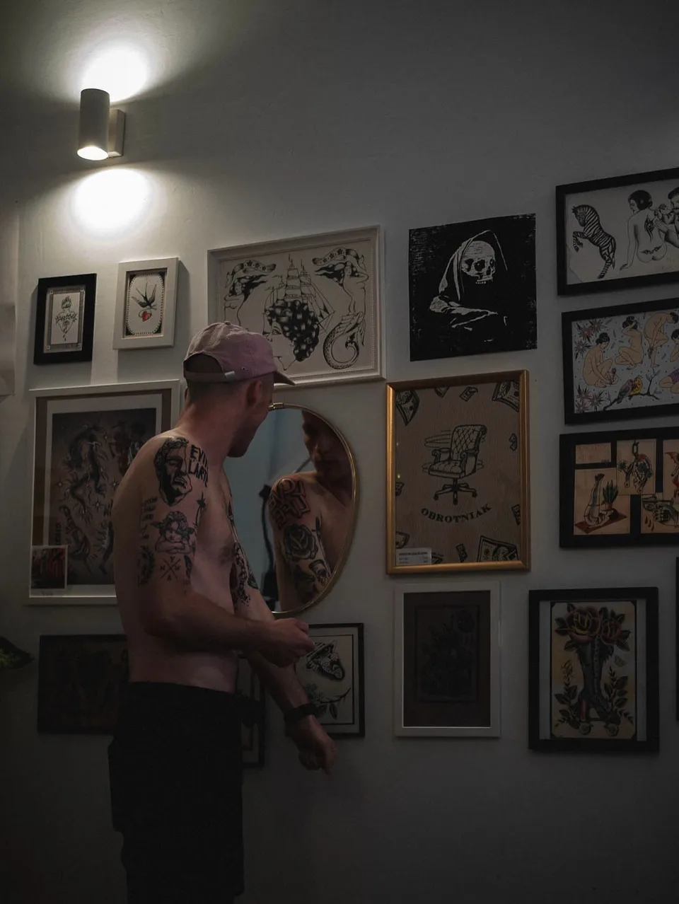 Tatuator z grubo obrysowanym sleeve'em przy niebieskiej szufladzie w studio (8) — Tattoo, Wujek Darek Tattoo, Warszawa