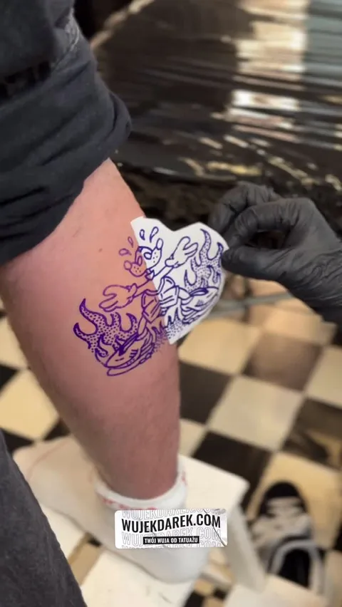 Ignorant tatuaż demona w płomieniach na udzie z grubym konturem — Tattoo, Wujek Darek Tattoo, Warszawa