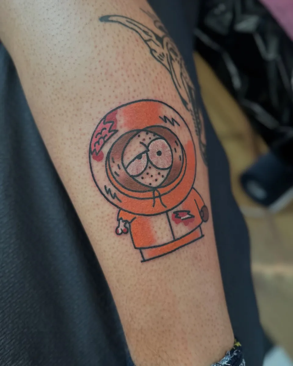 Ignorant tatuaż Kennyego z South Park na przedramieniu — Tattoo, Wujek Darek Tattoo, Warszawa