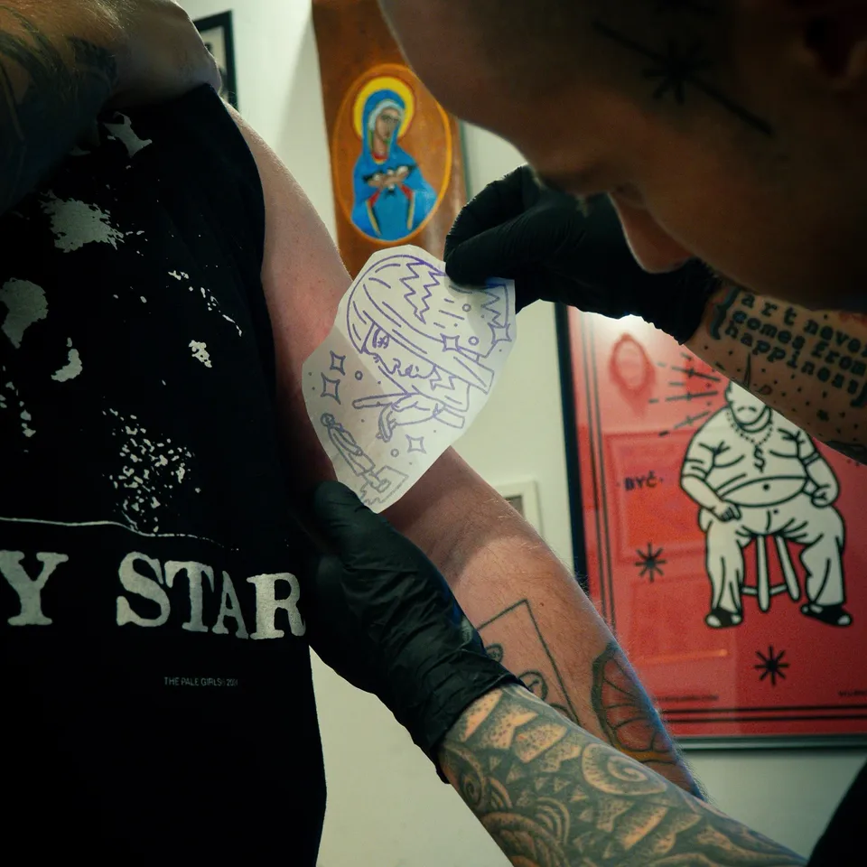 Ignorant tatuaż UFO z grubym konturem na ramieniu – szablon przed sesją — Tattoo, Wujek Darek Tattoo, Warszawa
