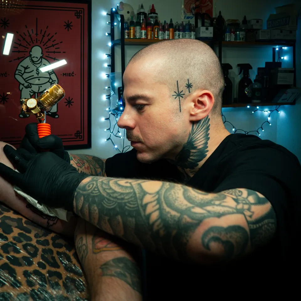 Ignorant tatuaż UFO z grubym konturem na ramieniu – szablon przed sesją (2) — Tattoo, Wujek Darek Tattoo, Warszawa