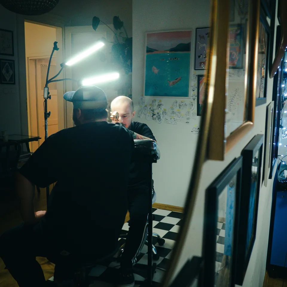 Ignorant tatuaż UFO z grubym konturem na ramieniu – szablon przed sesją (4) — Tattoo, Wujek Darek Tattoo, Warszawa
