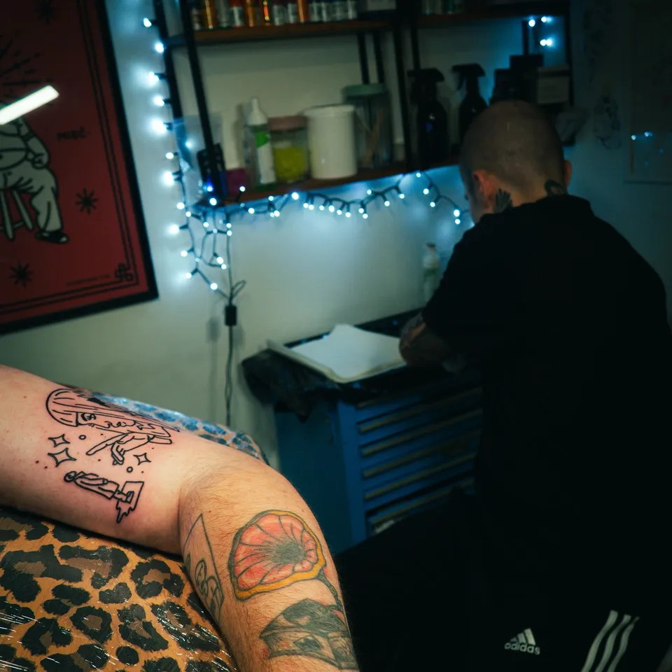 Ignorant tatuaż UFO z grubym konturem na ramieniu – szablon przed sesją (5) — Tattoo, Wujek Darek Tattoo, Warszawa