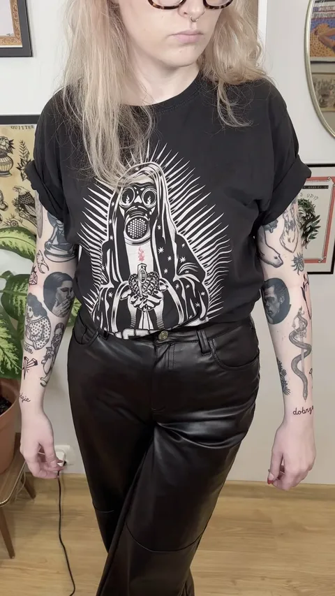Ignorant tatuaż z postacią w masce gazowej w stylu gruby kontur na rękawach — Tattoo, Wujek Darek Tattoo, Warszawa