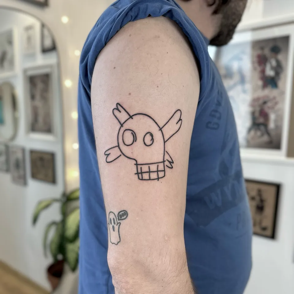 Ignorant tatuaż czaszki z piszczelami i duszkiem na ramieniu — Tattoo, Wujek Darek Tattoo, Warszawa