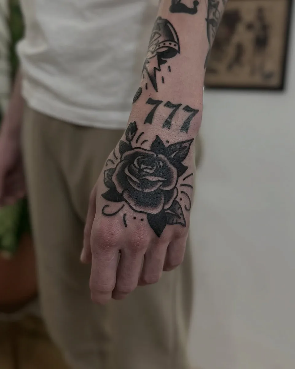 Blackworkowy tatuaż róży na dłoni z grubym konturem (2) — Tattoo, Wujek Darek Tattoo, Warszawa