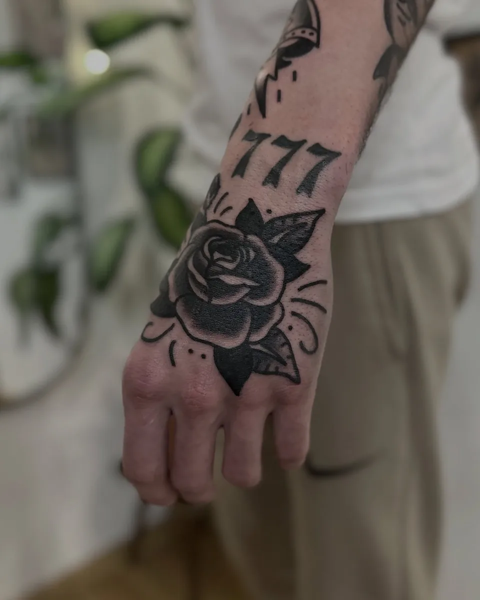 Blackworkowy tatuaż róży na dłoni z grubym konturem (3) — Tattoo, Wujek Darek Tattoo, Warszawa