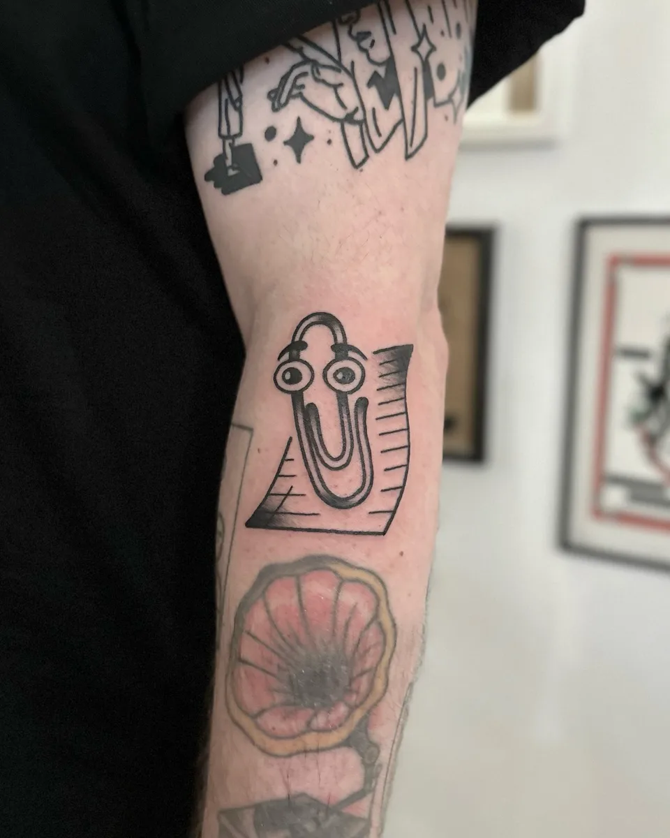 Tatuaż Clippita z grubym konturem na przedramieniu — Tattoo, Wujek Darek Tattoo, Warszawa