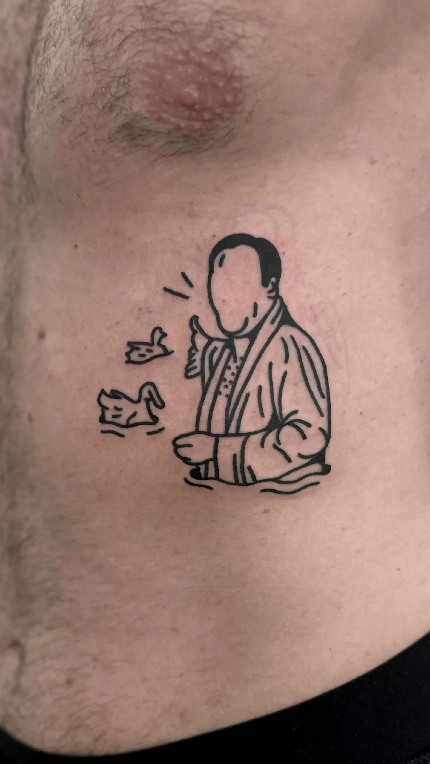 Ignorant tatuaż z mężczyzną karmiącym kaczki w wodzie — Tattoo, Wujek Darek Tattoo, Warszawa