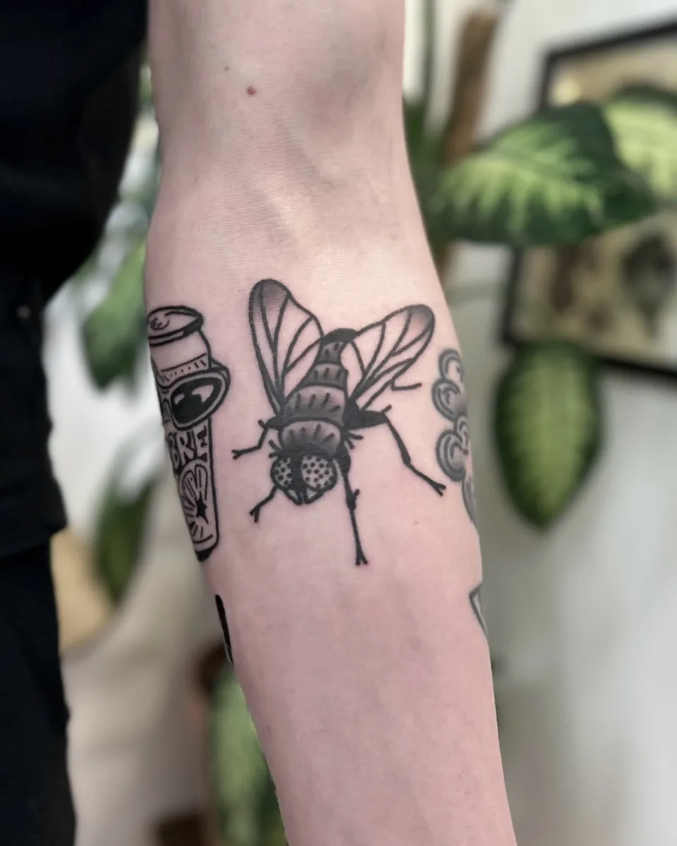 Tatuaż muchy w stylu gruby kontur na przedramieniu — Tattoo, Wujek Darek Tattoo, Warszawa