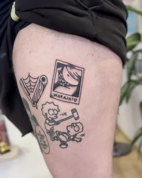 Ignorant tatuaż z Lisą Simpson, motylem i pajęczyną na udzie — Tattoo, Wujek Darek Tattoo, Warszawa
