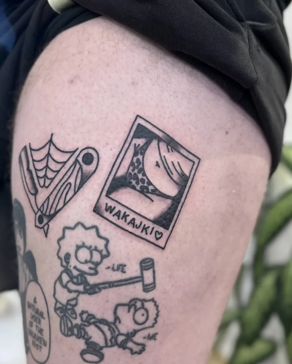 Ignorant tatuaż z Lisą Simpson, motylem i pajęczyną na udzie (2) — Tattoo, Wujek Darek Tattoo, Warszawa