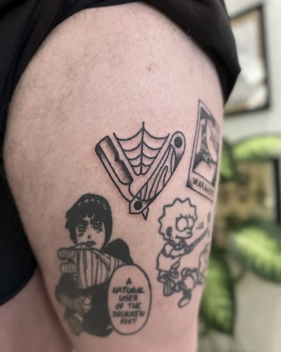 Ignorant tatuaż z Lisą Simpson, motylem i pajęczyną na udzie (3) — Tattoo, Wujek Darek Tattoo, Warszawa