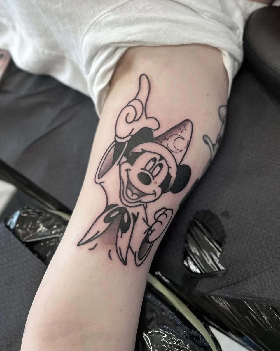 Tatuaż Myszki Miki w kapeluszu czarodzieja na przedramieniu — Tattoo, Wujek Darek Tattoo, Warszawa