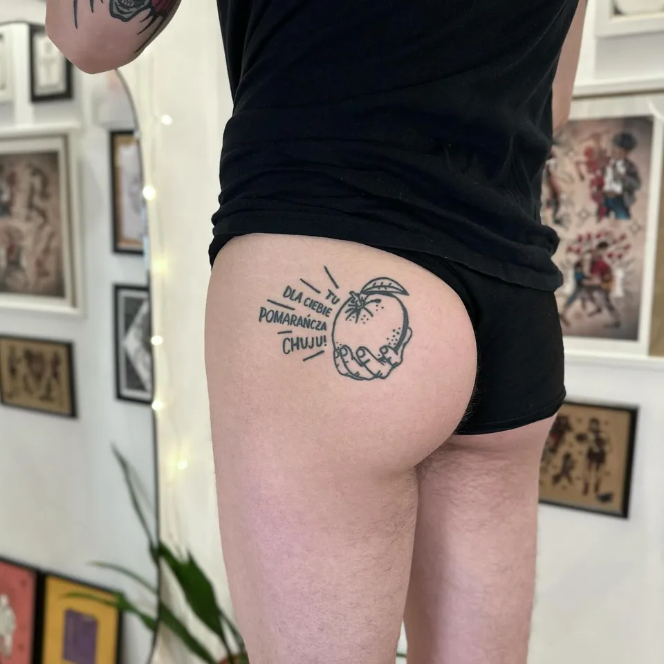 Flash sheet z zegarkiem, portretem w ramie i literingiem w stylu gotyckim (2) — Tattoo, Wujek Darek Tattoo, Warszawa